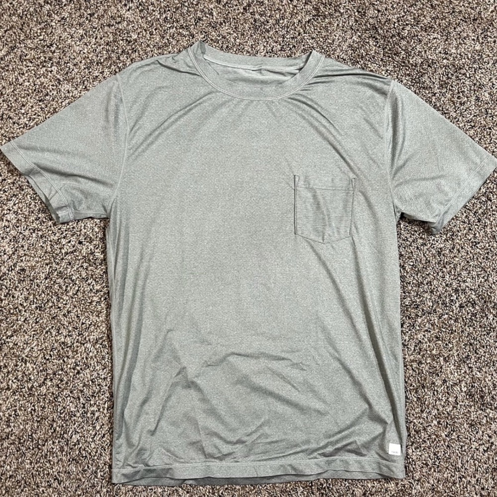 Vuori Shirt Sage Green Tradewind Pocket Short Sleeve Performance V109 Mens Large